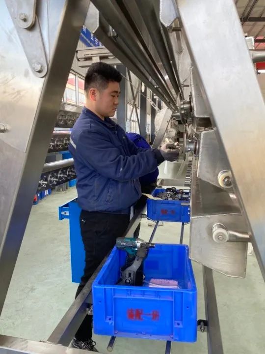 技術(shù)標兵 敬業(yè)楷模-李洋 技術(shù)標兵 敬業(yè)楷模-李洋