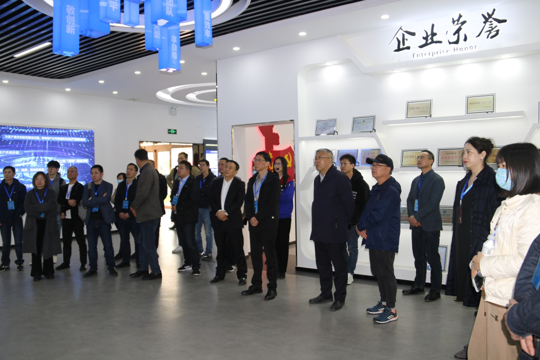舟山市經(jīng)信局副局長毛潤洲攜舟山市優(yōu)秀企業(yè)家代表一行40余人蒞臨銳智股份調(diào)研考察！